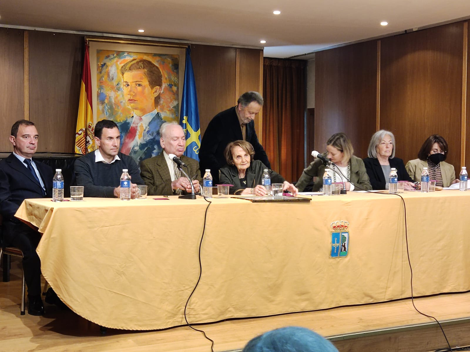 Entrega de reconocimiento de Asturiano Universal a Paz Fernández Felgueroso por parte de los centros de Asturias en de Madrid