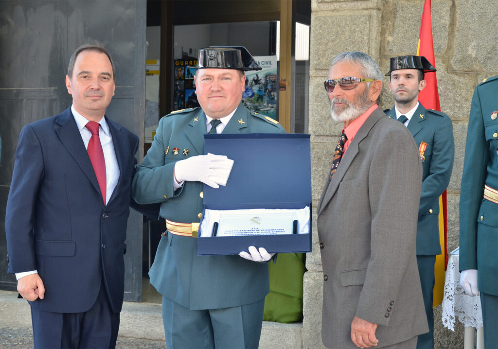 Entrega de la placa de reconocimiento de la Guardia Civil a la Casa de Asturias