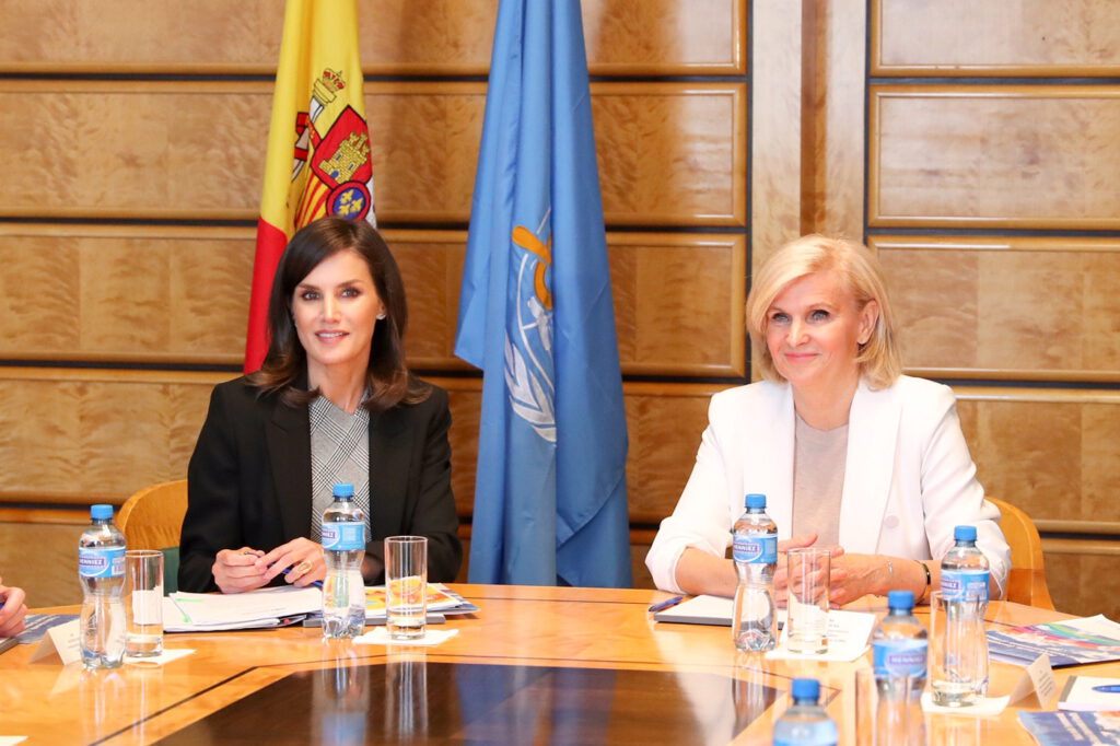 S. M. La Reina Letizia y doctora María Neira en la sede de Naciones Unidas en Ginebra. Foto perteneciente a la Casa Real y publicada en: https://casareal.es